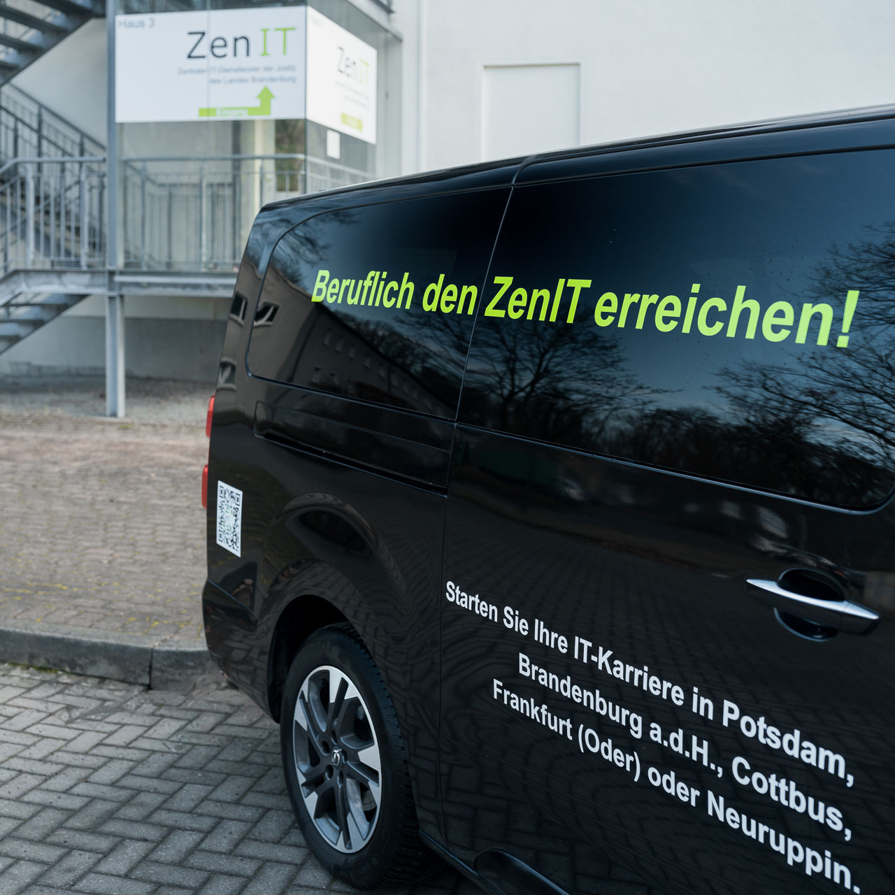 Bild zeigt ein beschriftetes Firmenfahrzeug des ZenIT - Link führt zur Seite mit den Standorten des ZenIT