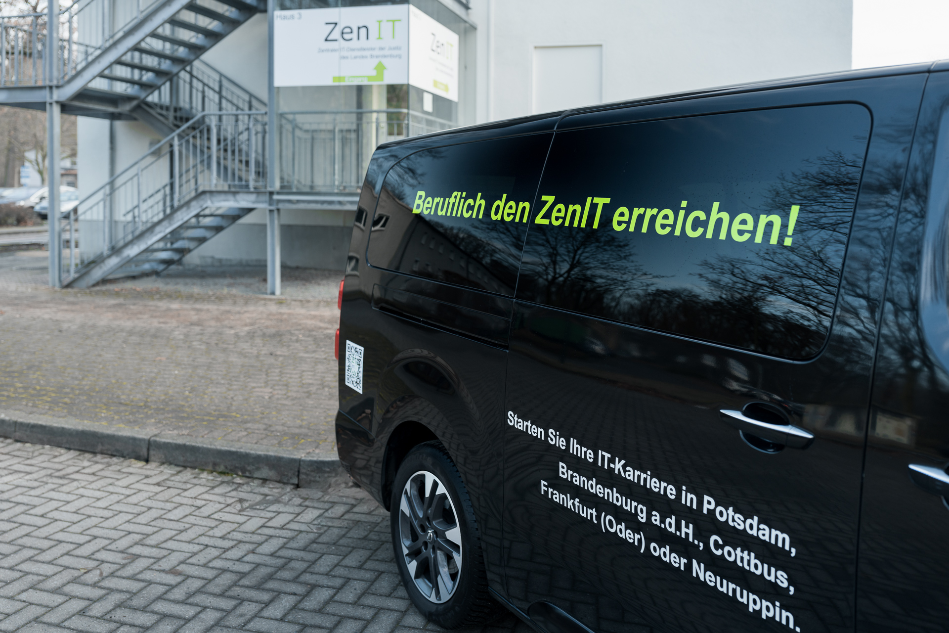 Mit dem Links gelangen Sie zur Seite "Unsere Standorte". Bild zeigt ein Dienstfahrzeug des ZenIT.
