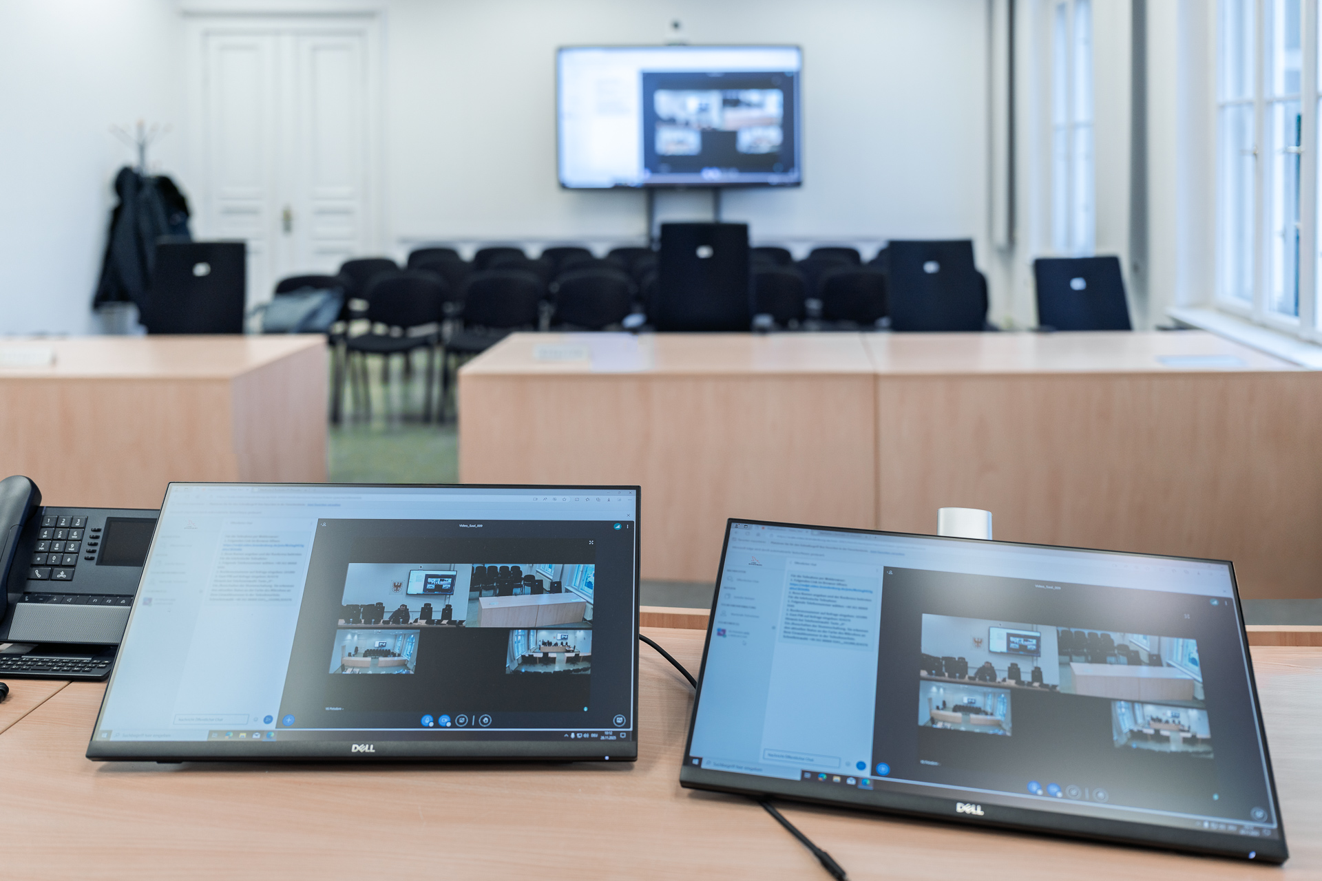 Erfahren Sie mehr über uns, Bild zeigt Monitore im Gerichtssaal.